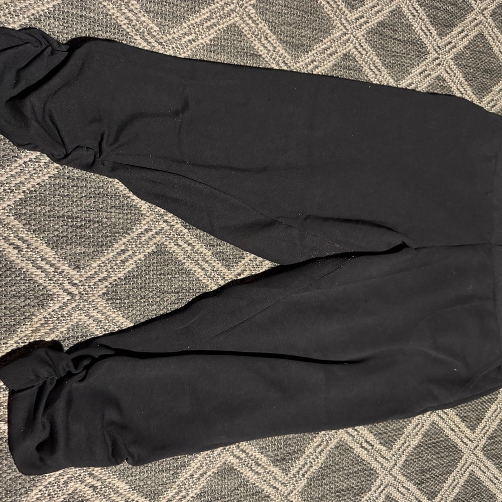 Women’s Black Cinched Capris